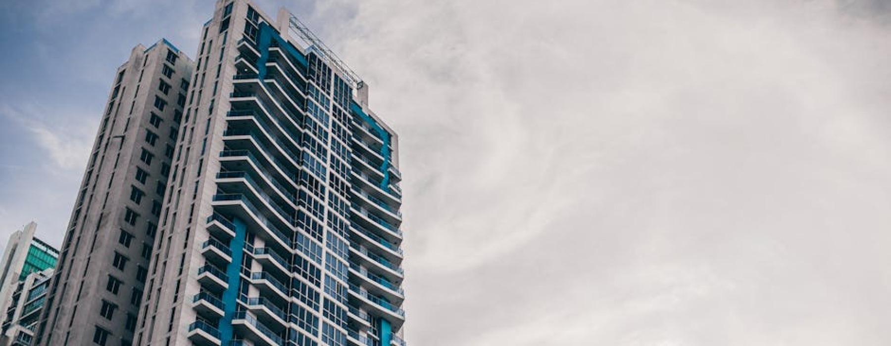 Luxury apartment exterior with city skyline - luxury one bedroom apartments uptown chicago