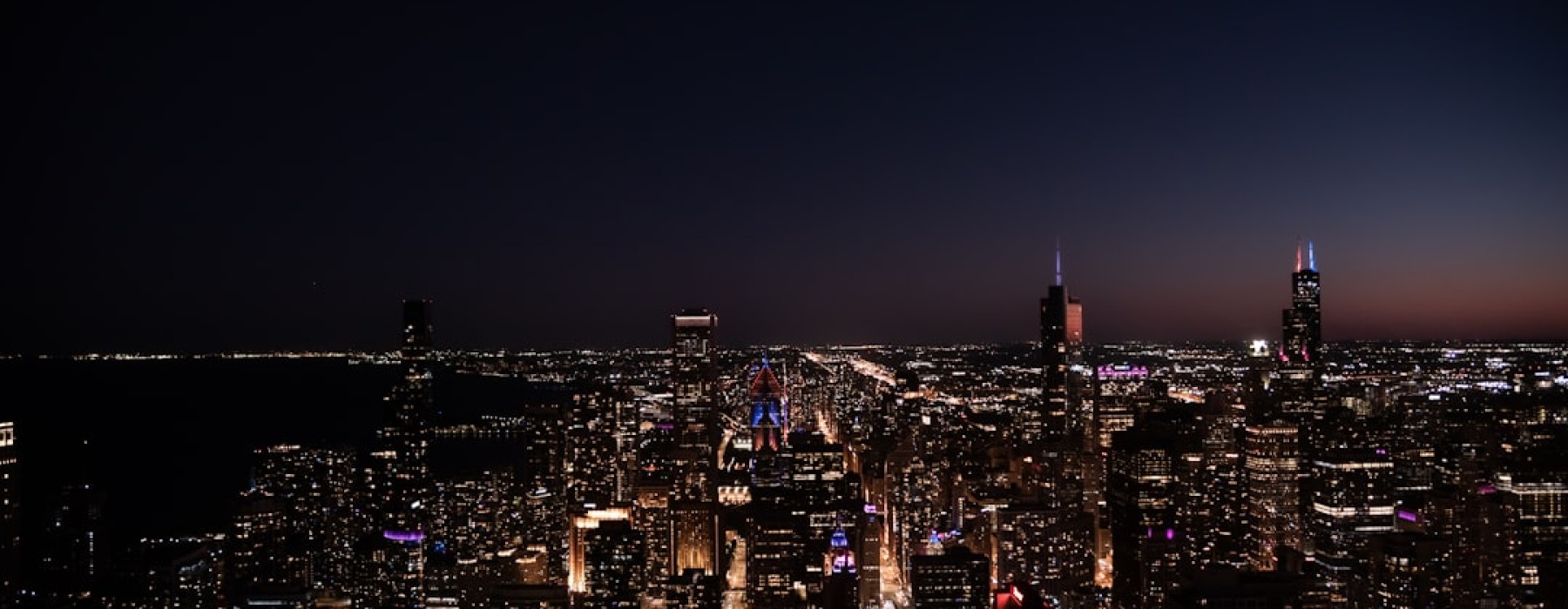 Luxury apartments downtown Chicago skyline at sunset - Luxury apartments downtown Chicago